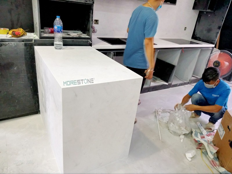 Cận cảnh quá trình thi công lắp đặt đá bếp tại công trình