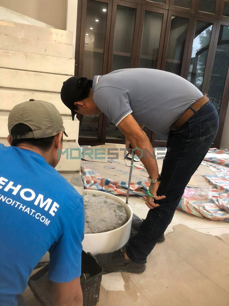 Thi công đá ốp bếp và đá cổ bậc cầu thang tại biệt thự Vinhomes Marina Hải Phòng