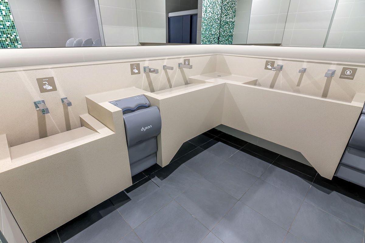 Thiết kế nhà vệ sinh bằng chất liệu đá solid surface Himacs LG liền khối chuẩn khách sạn 5 sao đá ốp phòng tắm