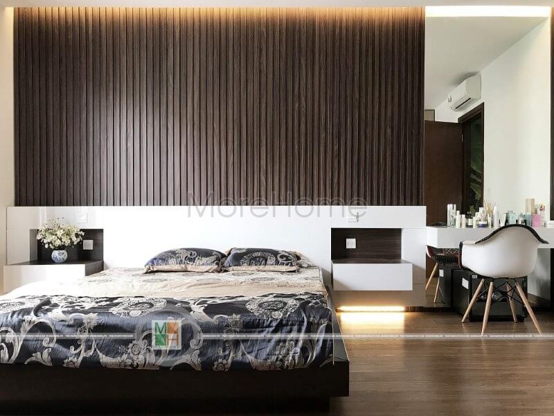 Kính ốp tường chữ nhật được trang bị đèn led giúp tạo nên không gian hút mình hơn.